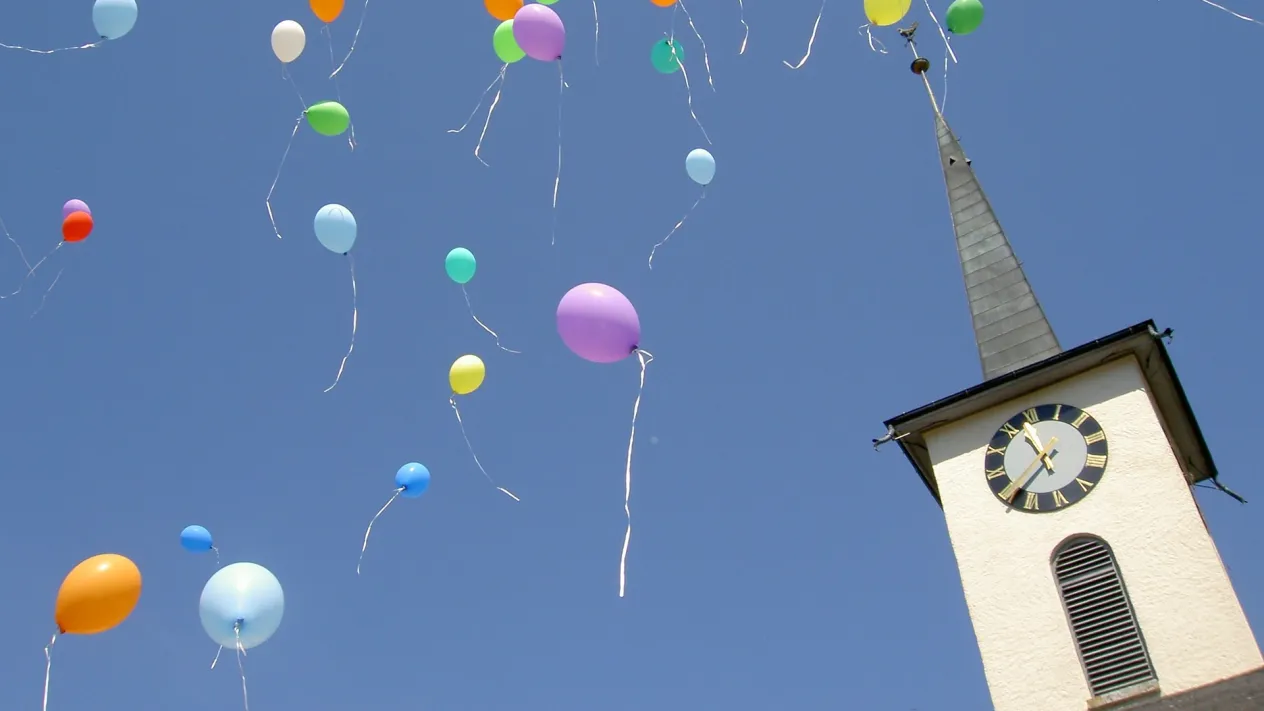 Kirche mit Ballonen (Foto: Kirchenweb Bilder) Kirche mit Ballonen (Foto: Kirchenweb Bilder)