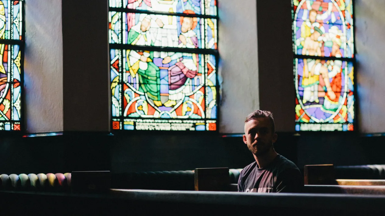 Kirchenfenster (Foto: Karl Fredrickson – Unsplash) Kirchenfenster (Foto: Karl Fredrickson – Unsplash)
