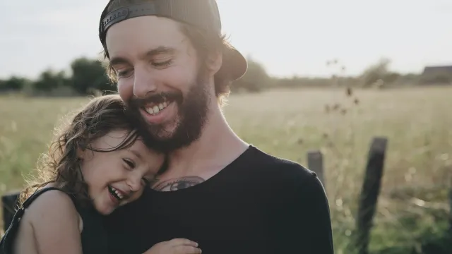 Vater und Tochter (Foto: Caroline Hernandez – Unsplash) Vater und Tochter (Foto: Caroline Hernandez – Unsplash)
