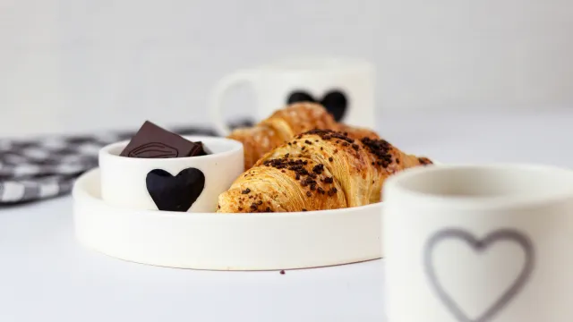 Gipfeli und Kaffee (Foto: Faezeh Taheri – Unsplash) Gipfeli und Kaffee (Foto: Faezeh Taheri – Unsplash)